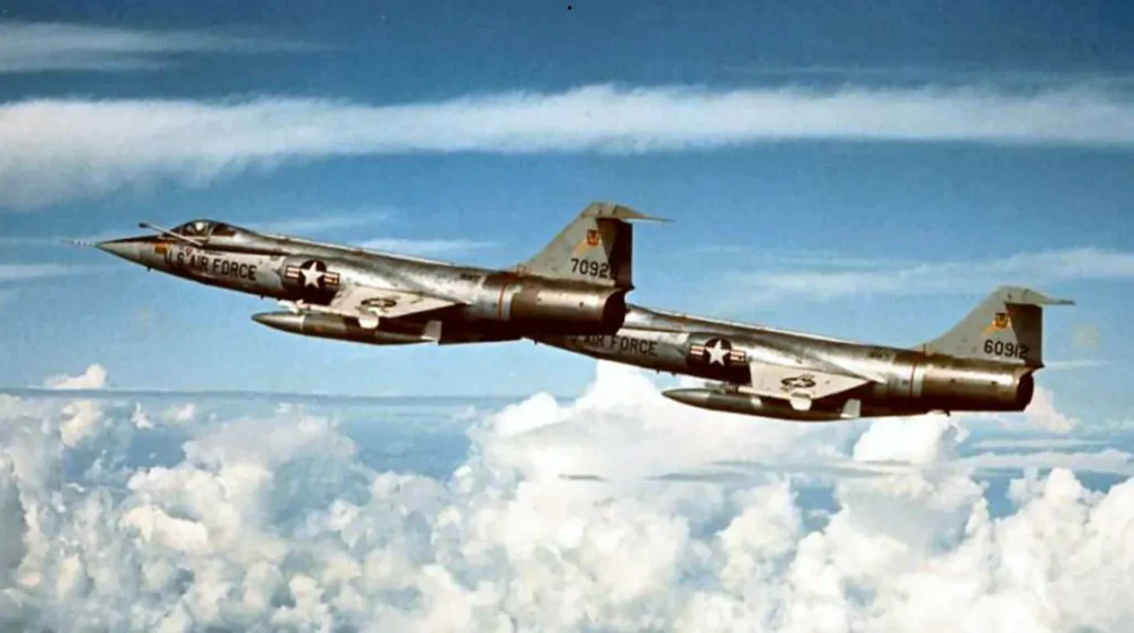 Una coppia di F-104C sui cieli del Vietnam.