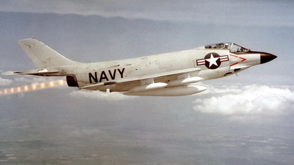 Un F3H-1 Demon durante un volo di collaudo. (Foto: US Navy)