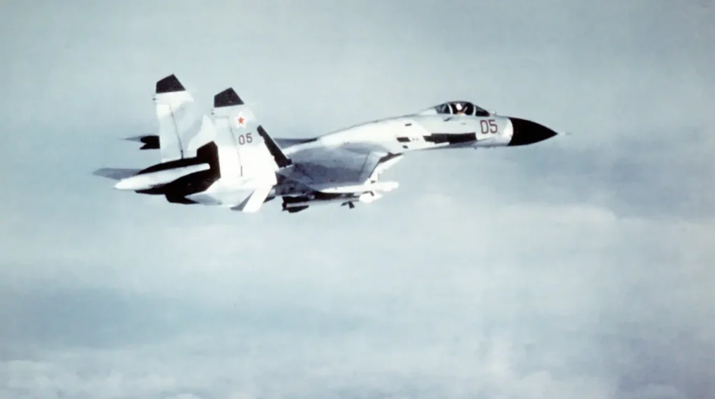 Un caccia sovietico Sukhoi Su-27 "Flanker-B" (codice "05 Rosso") ripreso in volo  nei primi anni '80. (Foto: US Department of Defense (DoD) / USAF).