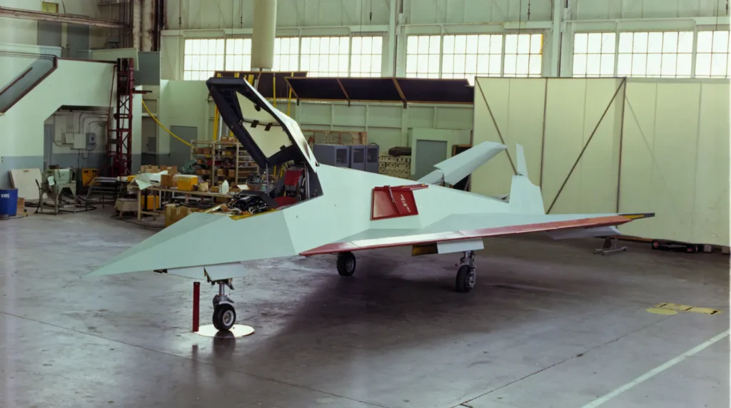 In questa foto del 1978, uno dei due prototipi di Have Blue si trova in un hangar presso la Lockheed Skunk Works di Burbank, in California. L'aereo fu il primo vero velivolo "stealth",