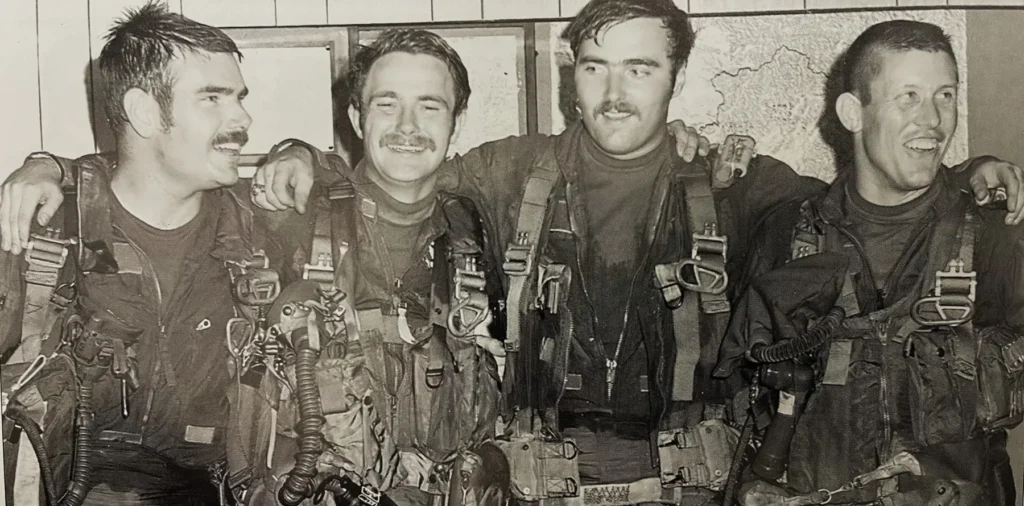 L'equipaggio del VF-161 che abbatté una coppia di MiG-19 sul Vietnam del Nord festeggia nella sala d'attesa a bordo della USS Midway (CVA 41). I tenenti Mike Bell (a sinistra) e Patrick Arwood (secondo da sinistra) erano a bordo di un F-4N quando abbatterono un altro MiG-19 il 18 maggio 1972. (Foto: National Naval Aviation Museum)