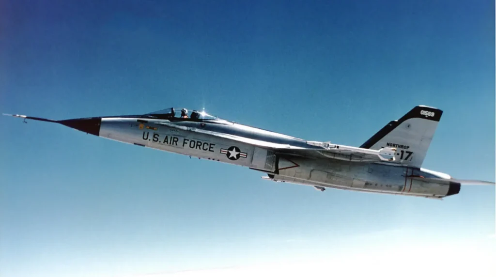 Il primo prototipo del Northrop YF-17 Cobra (s/n 72-1569) in volo di prova sopra il deserto californiano nel 1974, durante le valutazioni comparative del concorso Lightweight Fighter. (Foto: U.S. Air Force)
