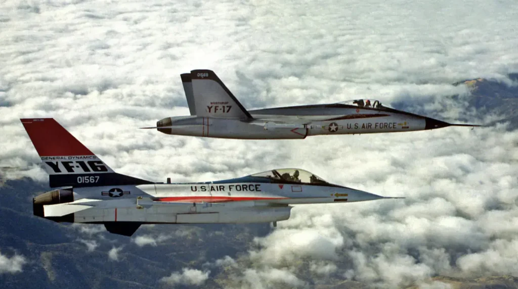 I due storici contendenti del programma Lightweight Fighter (LWF) ripresi insieme in volo di prova sopra la California nel 1974: il monomotore General Dynamics YF-16 (s/n 72-1567) e il bimotore Northrop YF-17 Cobra (s/n 72-1569). (Foto: U.S. Air Force)