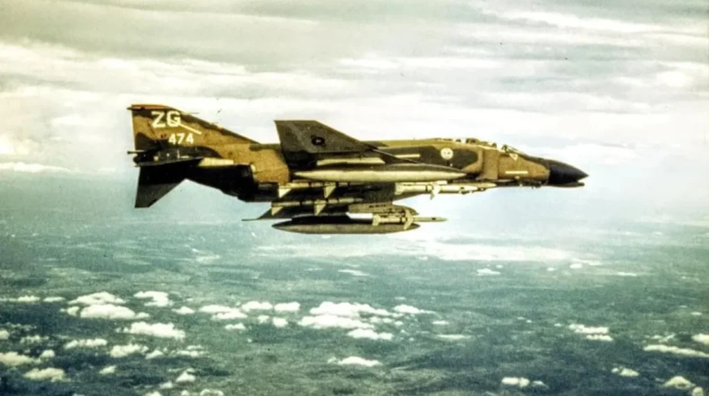 Non si può non ricordare gli equipaggi di F-4C "Wild Weasel" questo esemplare ripreso in volo sul Vietnam nel 1972, si notano i Missili AGM-45 Shrike e due Missili AIM-7 Sparrow sotto la fusoliera . (Foto: National Air Force Museum) Non si può non ricordare gli equipaggi di F-4C "Wild Weasel" su questo esemplare ripreso in volo sul Vietnam nel 1972, si notano i Missili AGM-45 Shrike e due Missili AIM-7 Sparrow sotto la fusoliera . (Foto: National Air Force Museum)