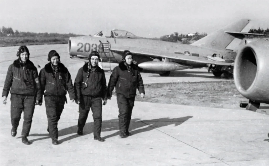 Quattro tra i migliori piloti del Vietnam del Nord, Luy Huy Chao (6 vittorie), Le Hai (7 vittorie), Mai Duc Tai (2 vittorie) e Hoang Van Ky (5 vittorie), davanti ai loro MiG-17. (Agenzia di stampa vietnamita)