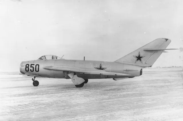 MiG-17 appartenente alla famiglia F, si nota il cono di scarico. (Foto: thisdayinaviation.com)