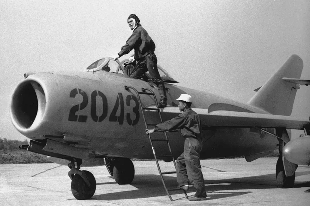 Un MiG-17 nordvietnamita fa ritorno alla base aerea di Phuc Yen. (Istvan Toperczer)