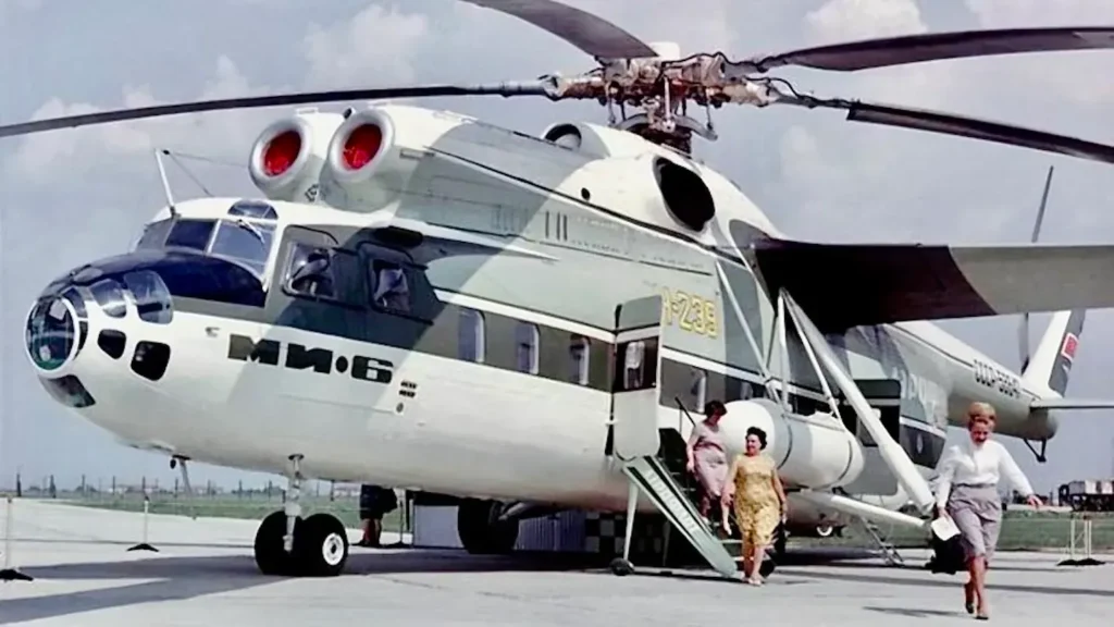 Mil Mi-6 con le ali installate e si nota anche il serbatoio ausiliario.