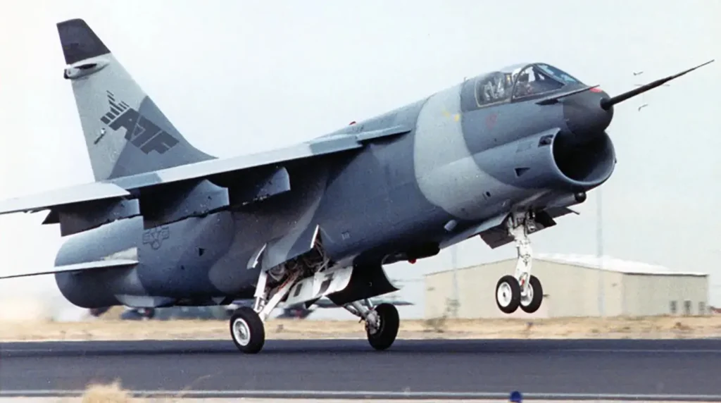 Il prototipo YA-7F durante la fase di decollo nei test del 1990. Foto: U.S. Air Force.