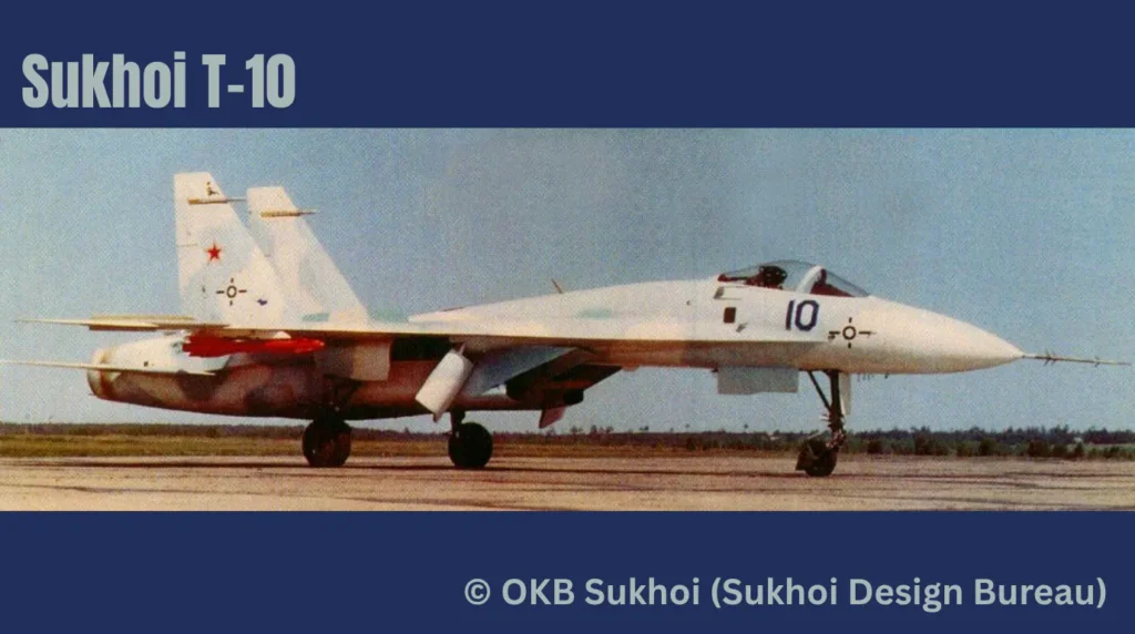 Vista laterale del prototipo sovietico Sukhoi T-10-1 (codice "10 Blu"), Foto: © OKB Sukhoi / Rielaborazione grafica a cura di aerostoria.it