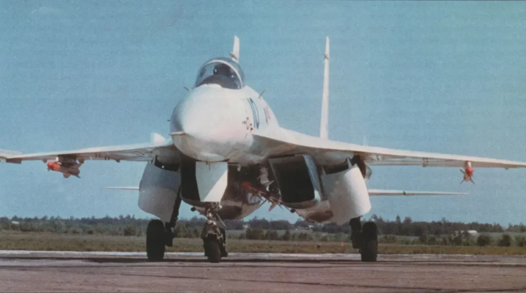 Il prototipo sovietico Sukhoi T-10-1 (codice "10 Blu"), capostipite della famiglia dei caccia Su-27, fotografato sulla pista durante i primi test di volo alla fine degli anni '70. Foto: Ministero della Difesa della Federazione Russa.