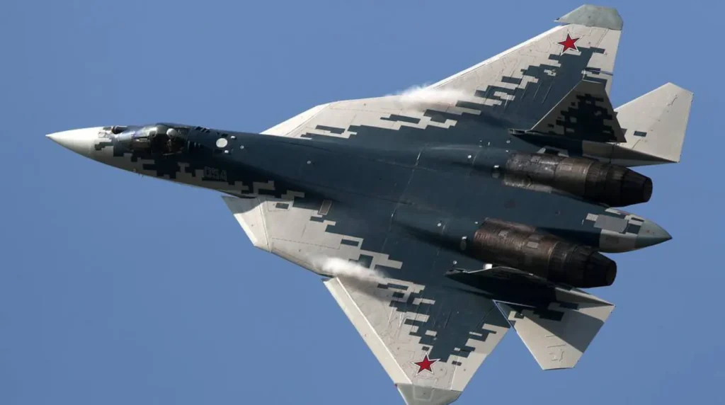 Il Sukhoi Su-35 oltre alla spinta vettoriale utilizza estensioni mobili del bordo d'attacco (LEVCON) della radice alare che agiscono quasi come canard. (Fonte: UAC)