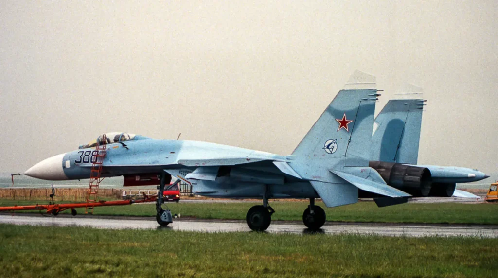 Un caccia Sukhoi Su-27 "Flanker-B" (esemplare Blue 388) delle Forze Aeree Sovietiche. Questo storico velivolo fu uno dei protagonisti del debutto internazionale del modello al Salone internazionale dell'aeronautica e dello spazio di Parigi-Le Bourget nel 1989.