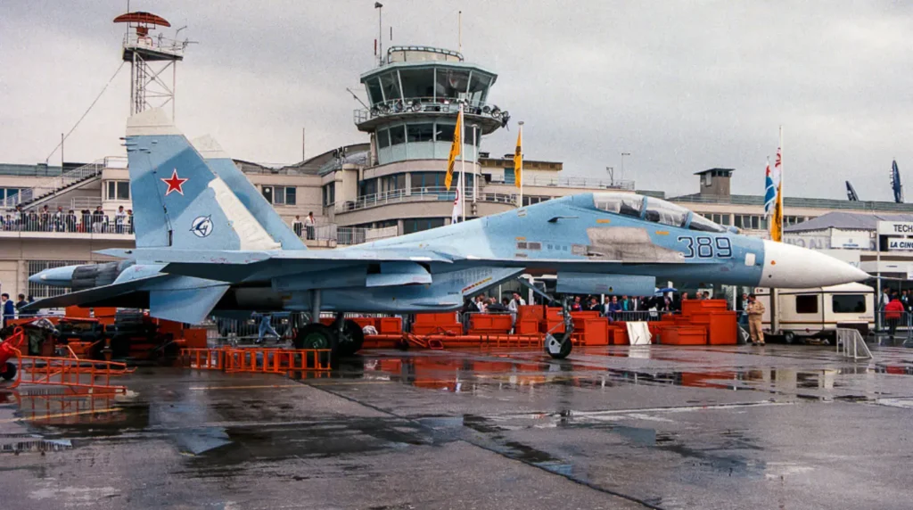 La variante biposto da addestramento e combattimento Sukhoi Su-27UB "Flanker-C" (esemplare Blue 389) delle Forze Aeree Sovietiche esposta al Salone di Parigi-Le Bourget nel giugno 1989.Foto: Fred Willemsen / Archivio AirHistory.net