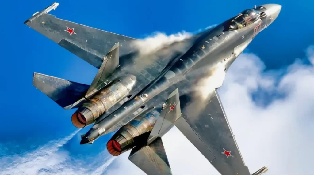 Un caccia da superiorità aerea Sukhoi Su-35S (07 Red) delle Forze Aerospaziali Russe impegnato in una virata ad alto numero di G.Foto: Ministero della Difesa della Federazione Russa (Mil.ru)