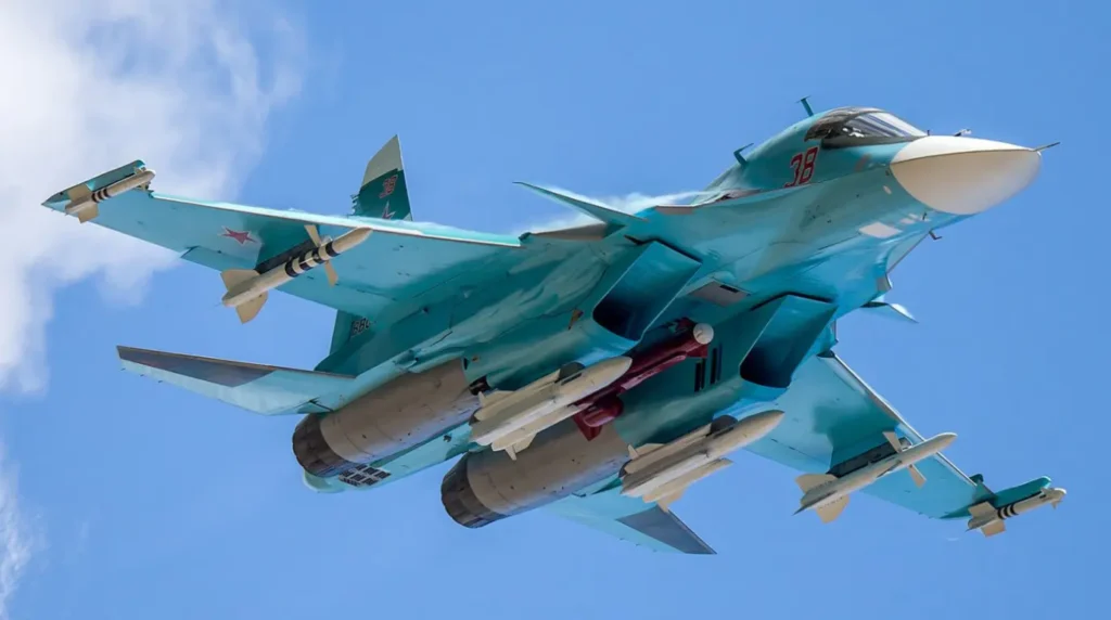 Un cacciabombardiere tattico pesante Sukhoi Su-34 "Fullback" (esemplare 38 Red, registrazione RF-95801) delle Forze Aerospaziali Russe in volo dimostrativo al Salone Internazionale dell'Aviazione MAKS.Foto: Archivio MAKS Airshow / Agenzia Fotografica Stock.