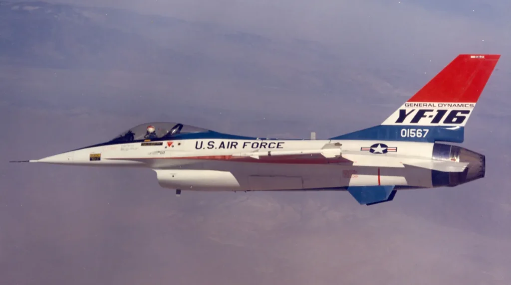 General Dynamics YF-16 durante le prove di collaudo.