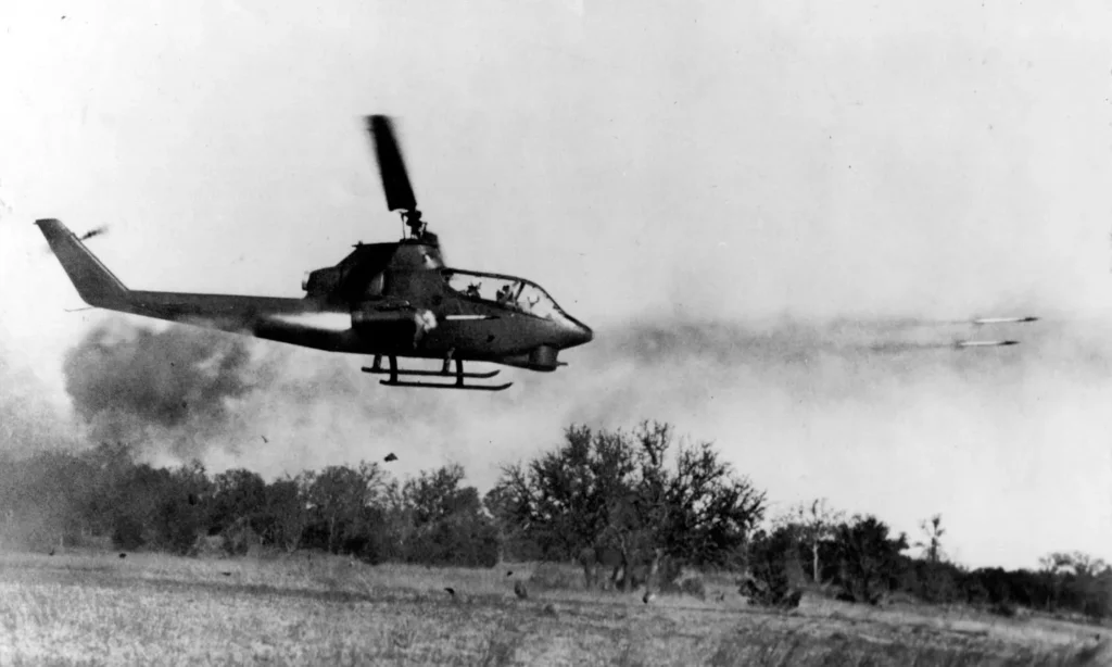 Un AH-1 Cobra delle prime versioni spara razzi contro un bersaglio in Vietnam (Foto: US Army)