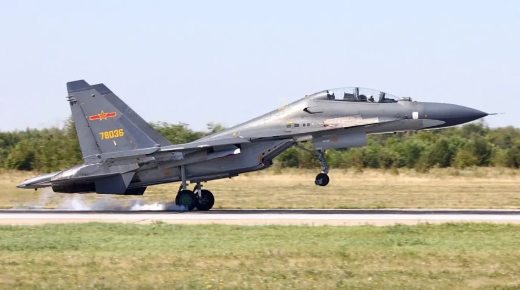 Caccia multiruolo biposto Sukhoi Su-30MKK. (Foto: PLAAF)