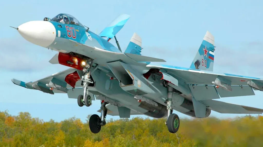 Un caccia imbarcato Sukhoi Su-33 (Blue 60) dell'Aviazione Navale Russa in fase di decollo/atterraggio.Foto: Ministero della Difesa della Federazione Russa (Mil.ru)