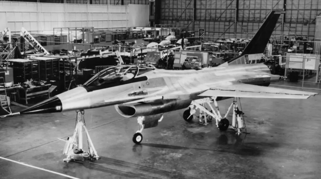 Il primo prototipo del General Dynamics YF-16 (s/n 72-1567) posizionato sui cavalletti di supporto all'interno della linea di montaggio dello stabilimento di Fort Worth, Texas, durante i controlli statici e i test sui sistemi idraulici prima del roll-out nel 1973. (Foto: U.S. Air Force / General Dynamics)