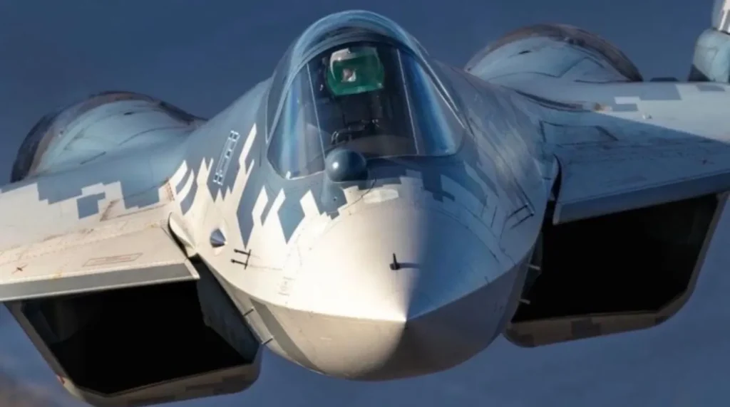 Un primo piano frontale del caccia di quinta generazione russo Sukhoi Su-57 Felon, che evidenzia sul muso il sensore IRST del sistema elettro-ottico 101KS 'Atoll' (Foto: UAC)
