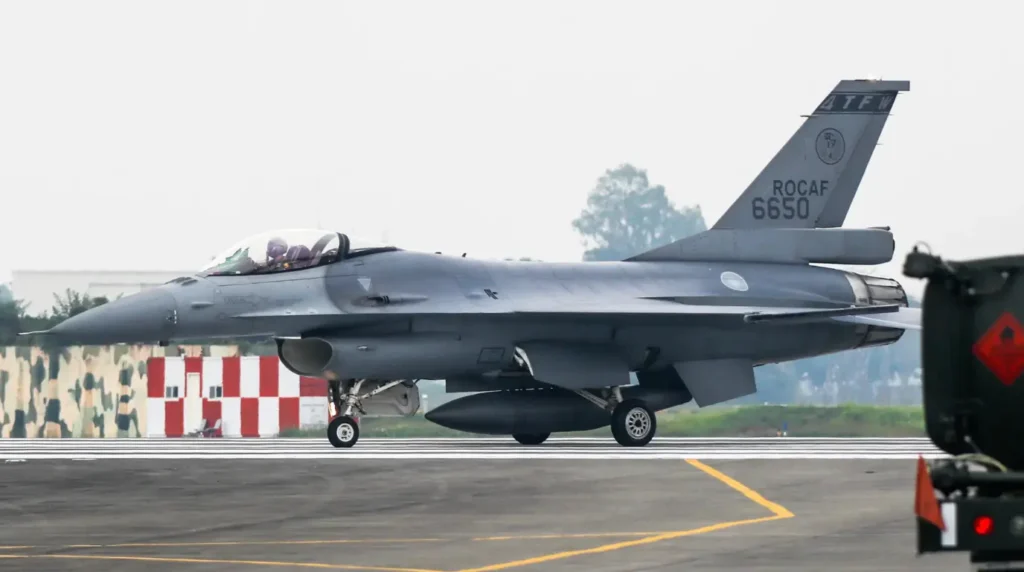 Un caccia F-16V della ROCAF (Aeronautica di Taiwan, matricola 6650) ripreso durante le operazioni a terra. Questo velivolo fa parte dello storico programma di modernizzazione che ha visto la flotta taiwanese aggiornare i propri vecchi Block 20 con i radar AESA di ultima generazione per contrastare le minacce nello Stretto. (Foto: ROCAF)