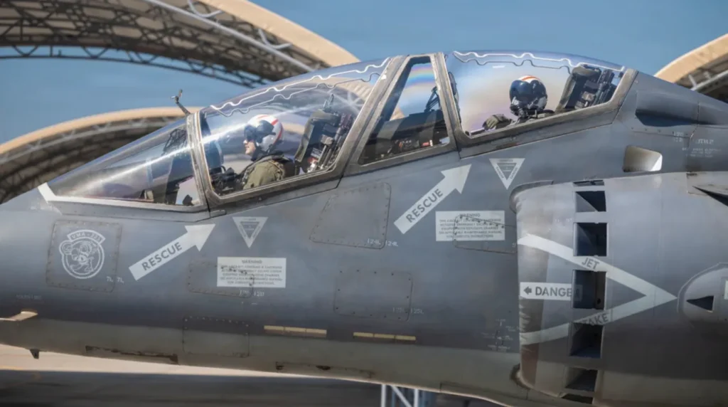 Altro dettaglio dell "blow-in doors" questa volta durante la fase del rullaggio di un TAV-8B Harrier (Foto: USMC)