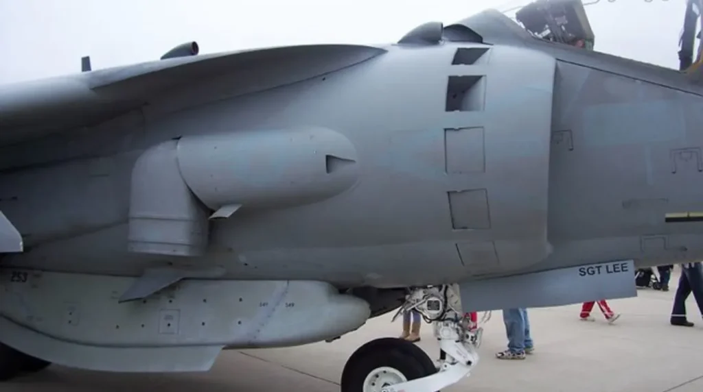 Dettaglio delle prese d'aria con le "blow-in doors" di un AV-8B Harrier II (Foto: USMC)