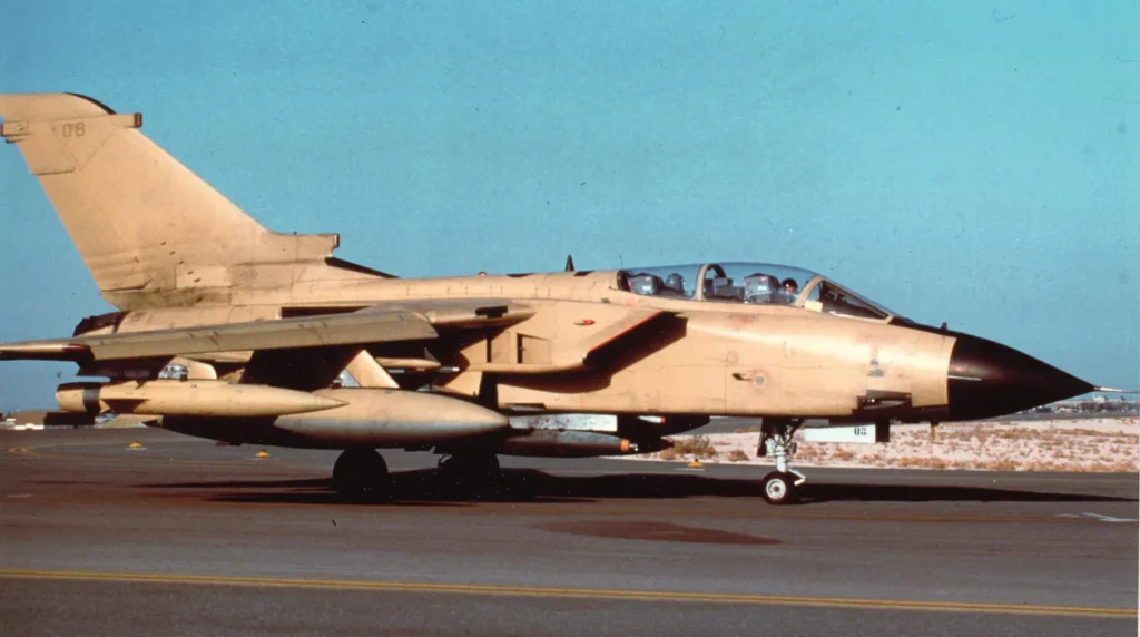 Un Tornado IDS schierato ad Al Dhafra, negli Emirati Arabi Uniti, per le operazioni Desert Shield e Desert Storm. Questo velivolo è armato con cinque bombe Mk.83 da 1.000 libbre e missili Sidewinder per autodifesa. Archivio R Niccoli