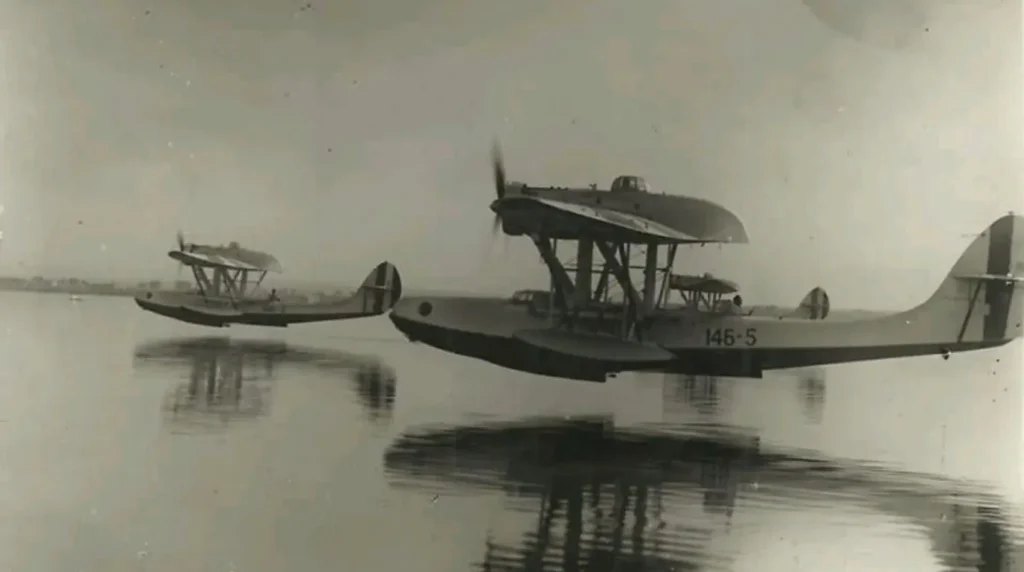 Due idrovolanti CANT Z.501 "Gabbiano" della 146ª Squadriglia della Regia Aeronautica in volo (settembre 1940). Foto del Reparto Guerra / Fronte Africano, Archivio Storico Istituto Luce