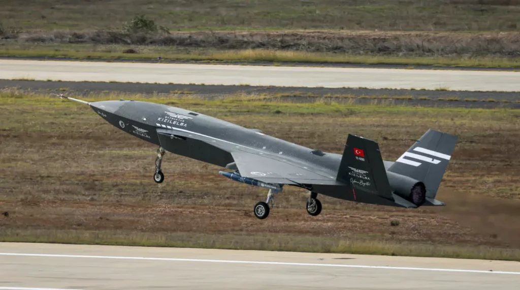 Il drone stealth da combattimento turco Bayraktar Kizilelma ripreso durante i test di volo a Çorlu. La piattaforma è stata controllata da remoto dall'M-346FA nell'esercitazione K-SWARM. (Foto: Baykar)