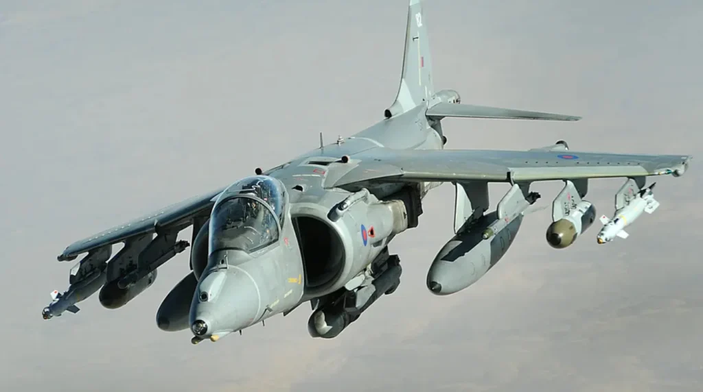 BAe Harrier GR.5 uno degli aggiornamenti apportati ai velivoli della RAF, si notano il FLIR, il sistema ARBS e il sistema di guerra elettronica Marconi Zeus ECM. (Foto: RAF)