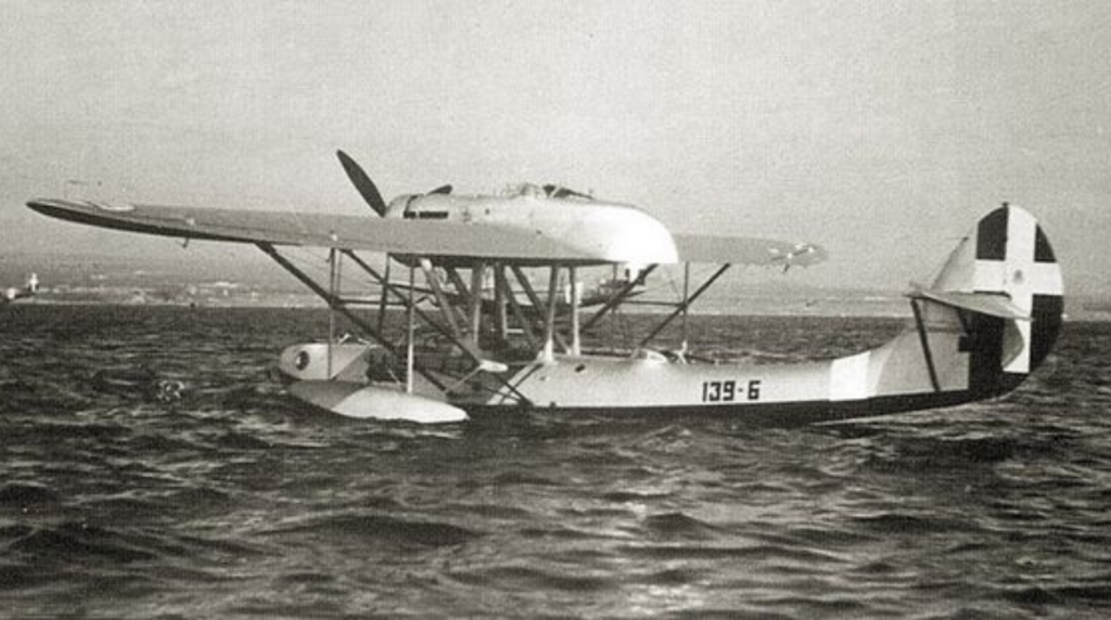 Un idrovolante CRDA CANT Z.501 "Gabbiano" (esemplare 139-6) della 139ª Squadriglia Ricognizione Marittima all'ancora presso la Base Navale di Taranto (giugno 1940). Foto del Reparto Guerra / Regia Aeronautica, Archivio Storico Istituto Luce.