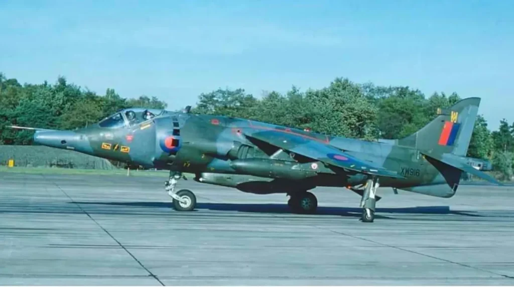 BAe Harrier Gr.3 e il caratteristico muso lungo che ospita il telemetro laser e il sistema di individuazione dei bersagli (LRTMS). (Foto: RAF)