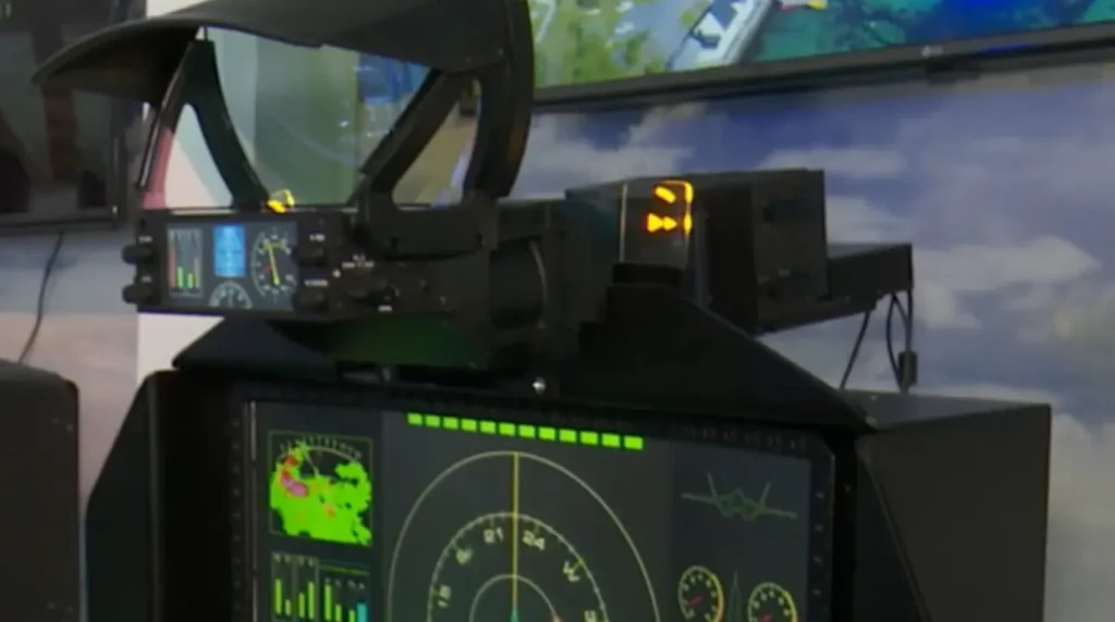 Vista laterale del sistema HUD ShKAI-57 del Sukhoi Su-57 Felon. Foto: Rostec / KRET / Archivi MAKS 2019