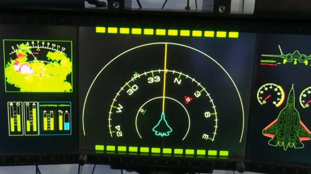Il monumentale schermo multifunzione panoramico LCD da 25 pollici (MFD) esposto dal consorzio KRET all'interno del simulatore tattico del Sukhoi Su-57 Felon al salone MAKS 2019. Il pannello mostra l'interfaccia digitale russa per la gestione della navigazione e lo stato strutturale dei sistemi del velivolo. Foto: Rostec / KRET / Archivi MAKS 2019