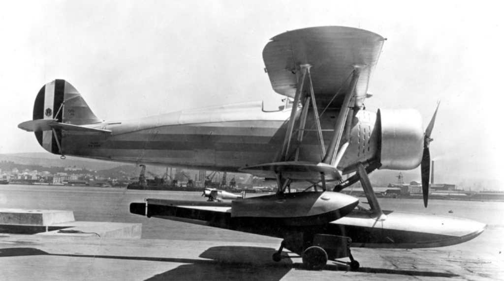 Idrovolante biplano monoposto IMAM Ro.44 della Regia Aeronautica sul carrello di spostamento in banchina (circa 1938). Foto ufficiale, Archivio Ufficio Storico Stato Maggiore Aeronautica Militare.