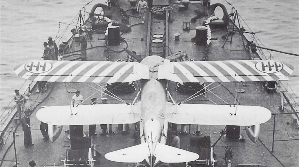 Un idroricognitore imbarcato IMAM Ro.43 pronto al lancio sulla catapulta di prua di un incrociatore pesante classe Zara (circa 1940). Foto ufficiale della Regia Marina.