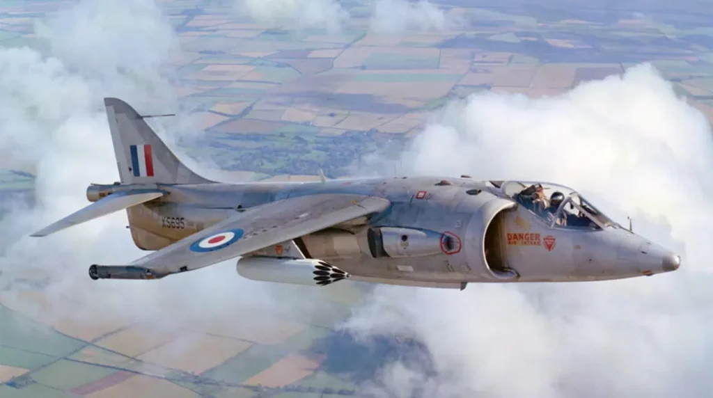 Kestrel FGA.1 con lanciatore di razzi sui piloni. (Foto: airwar.ru)