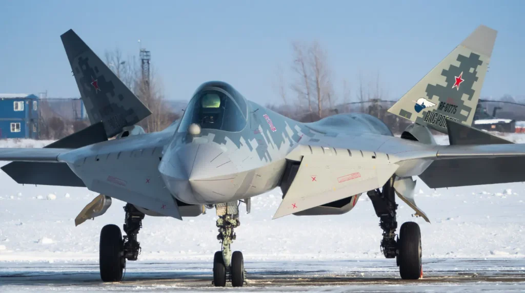 Vista frontale del Sukhoi Su-57 (T-50-11) sulla pista innevata a Zhukovsky; evidente la deflessione massima di LEVCON, flap e gli impennaggi verticali verticali mobili. Crediti: Nski Planes / Archivio Sukhoi.