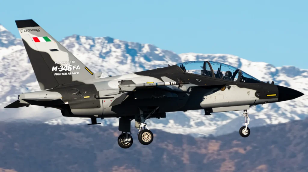 L'M-346FA (Fighter Attack) di Leonardo ripreso in volo sullo sfondo delle Alpi. Questa versione multiruolo è la base tecnologica scelta per i test di cooperazione con i droni gregari. (Foto: Leonardo)