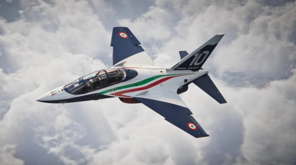 Il rendering dell'M-346 con la nuova livrea delle Frecce Tricolori firmata da Pininfarina. Il velivolo di Leonardo raccoglierà la gloriosa eredità dell'MB-339. (Render: Leonardo)