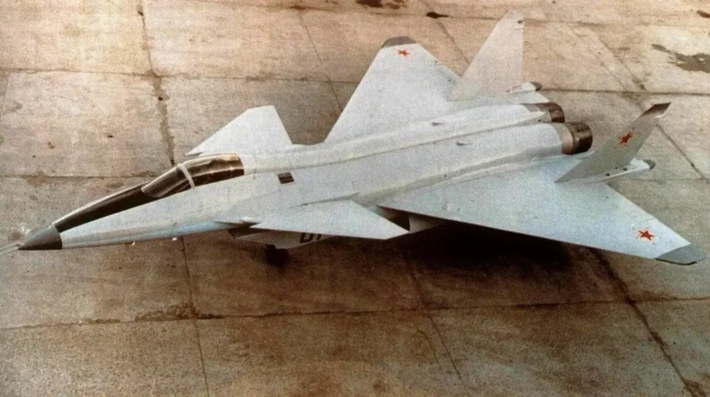 Il prototipo russo Mikoyan-Gurevich MiG-1.44 (MFI) mostra la sua caratteristica configurazione con ali a delta e alette canard durante i test a terra negli anni '90. Crediti: MiG / Ufficio di progettazione Mikoyan.