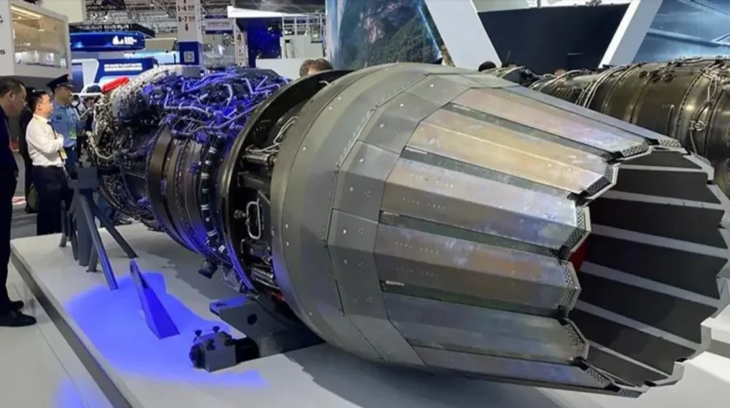 Saturn AL-51F1 (Izdeliye 30) esposto airshow di Zhuhai 2024. L'inquadratura ravvicinata posteriore evidenzia la complessa struttura interna dell'ugello orientabile e il rivestimento termoresistente dei petali seghettati antiradar. Foto: United Aircraft Corporation (UAC) / Rosoboronexport.