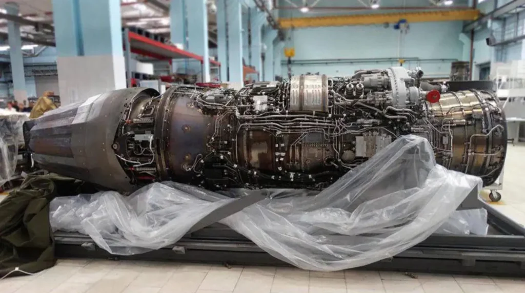 Il motore di quinta generazione Saturn AL-51F1 (Izdeliye 30) fotografato all'interno dello stabilimento di produzione prima dell'installazione. Sulla sinistra si nota chiaramente la complessa geometria esterna dei petali seghettati e orientabili dell'ugello a spinta vettoriale tridimensionale. Foto: Rostec / United Aircraft Corporation (UAC).