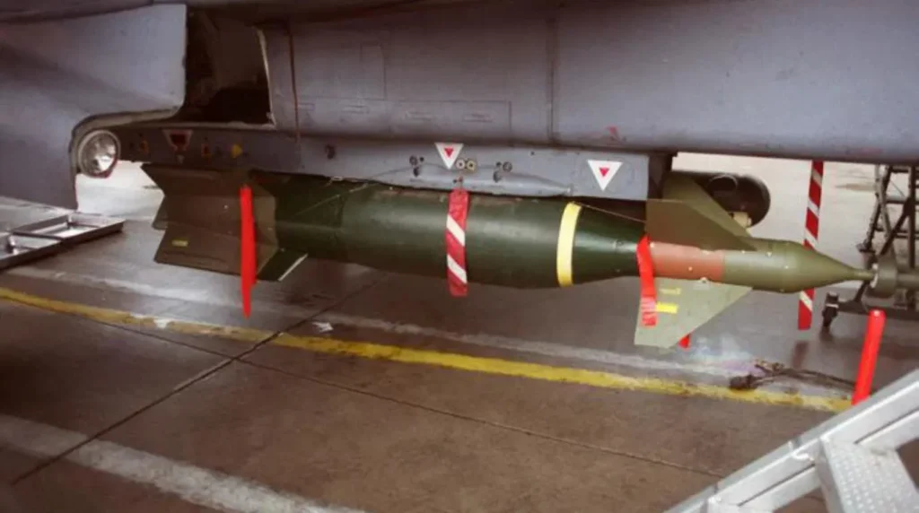 Bomba Paveway II a guida laser semi-attiva (LGB) montata sul pilone ventrale di un Tornado Gr.1. Foto: Royal Air Force.