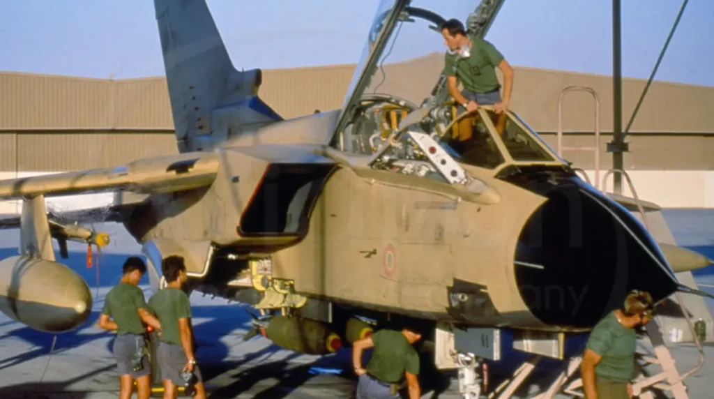 Specialisti dell'Aeronautica Militare durante le fasi di preparazione dei Tornado ad Al Dhafra. Foto: Aeronautica Militare.