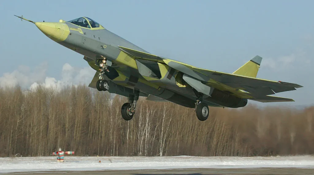 Il dimostratore tecnologico Sukhoi T-50-1 (programma PAK FA, futuro Su-57) decolla per il volo inaugurale dallo stabilimento di Komsomolsk-on-Amur. Crediti: Sukhoi / KnAAPO.