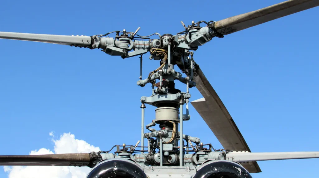 Dettaglio del mozzo e del sistema meccanico a rotori coassiali controrotanti di un elicottero Kamov. Foto: Alamy.